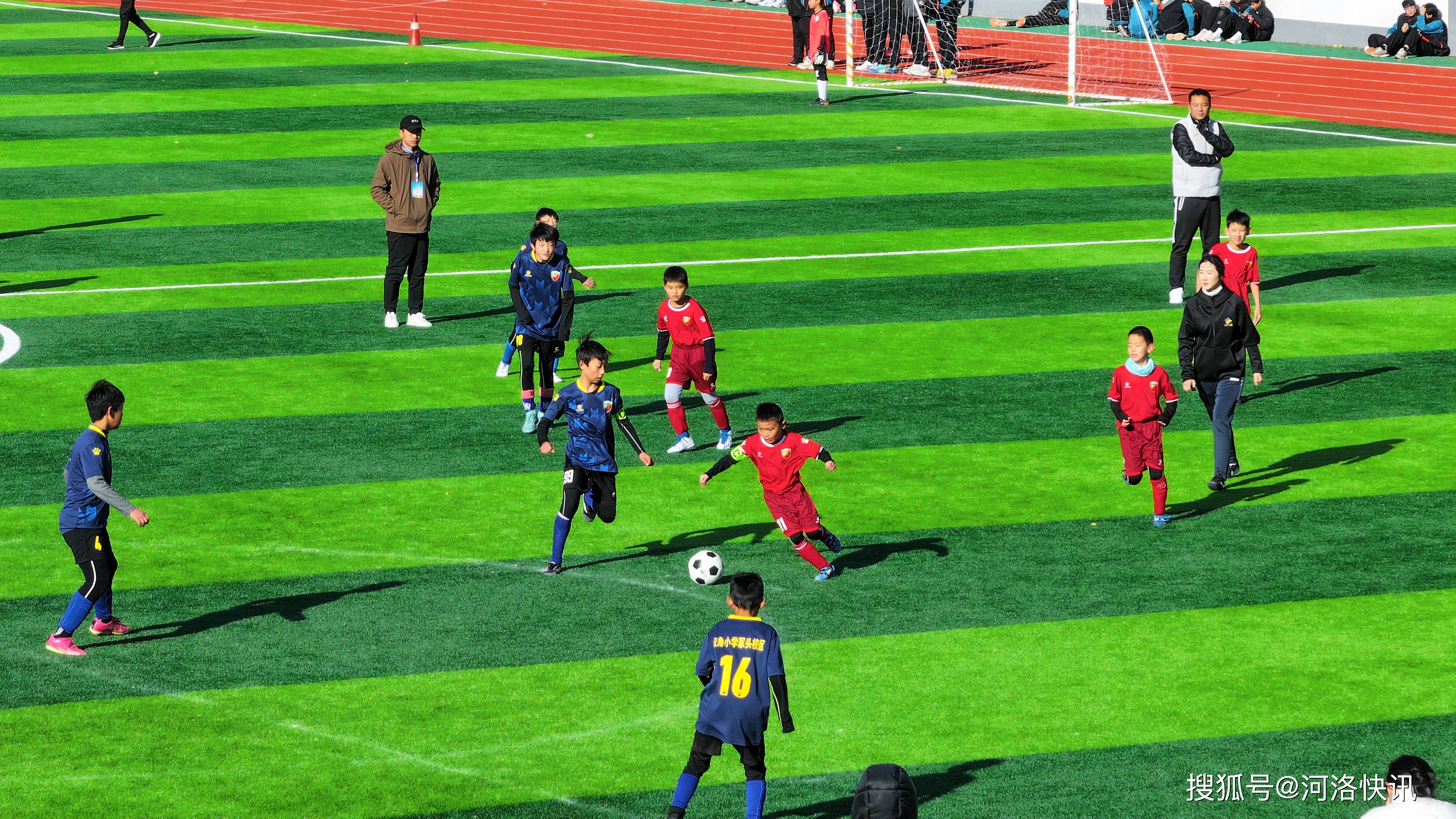 中国足球比赛火爆热播,球员表现逐渐成熟 中国足球比赛火爆热播,球员表现逐渐成熟