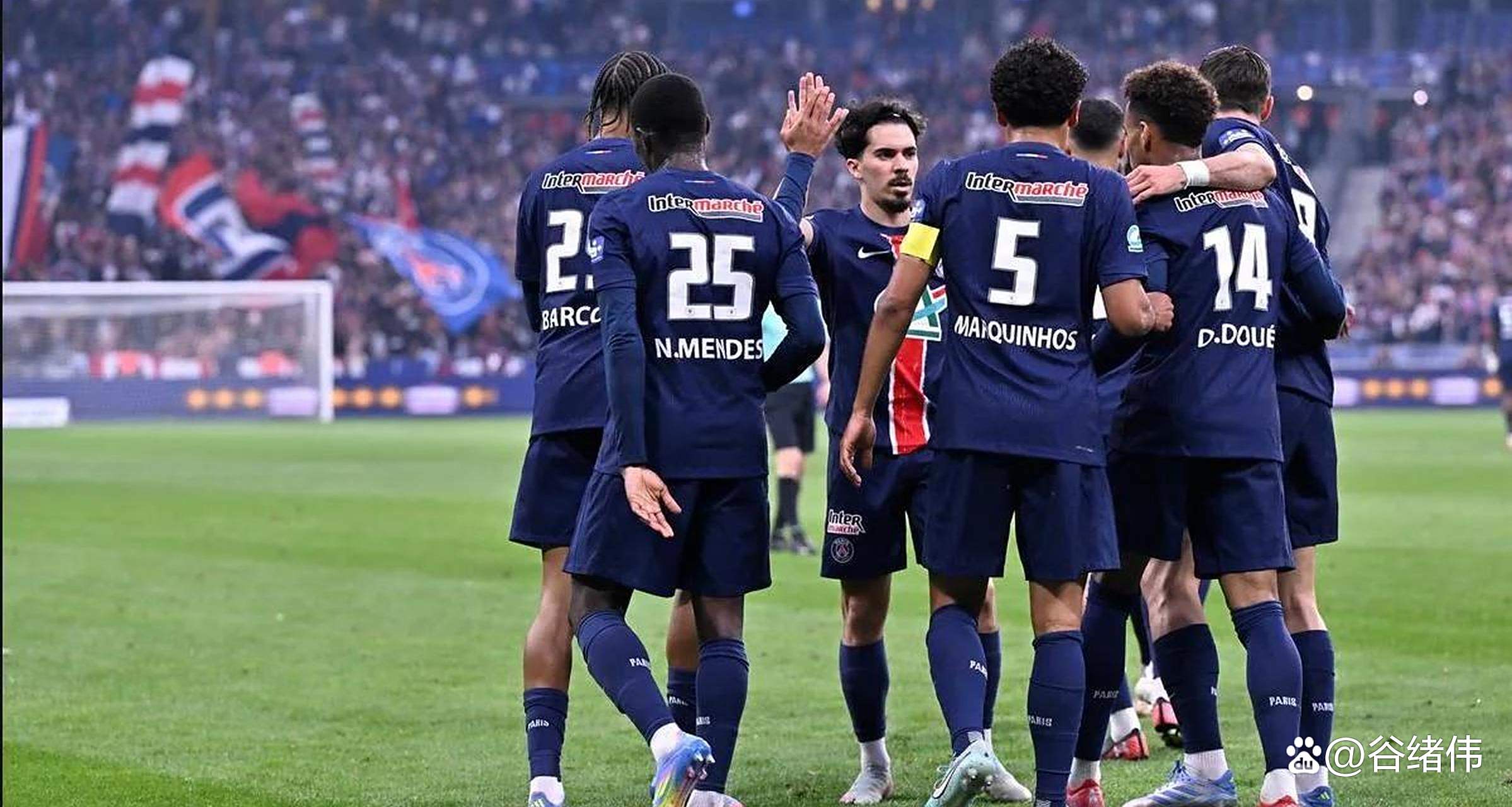 顶级球队实力碰撞，赛场内外都是精彩