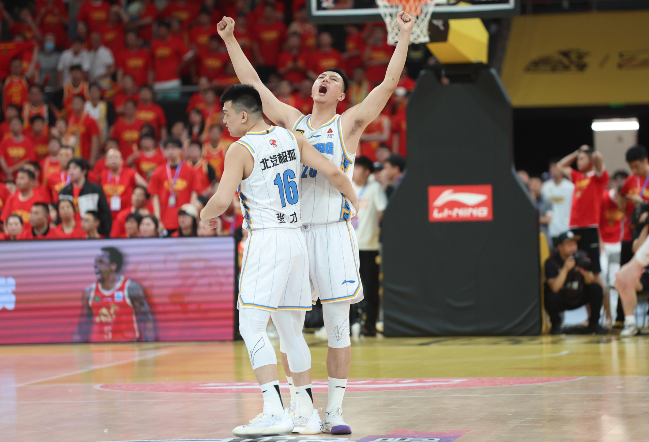 顶级球队实力碰撞，赛场内外都是精彩