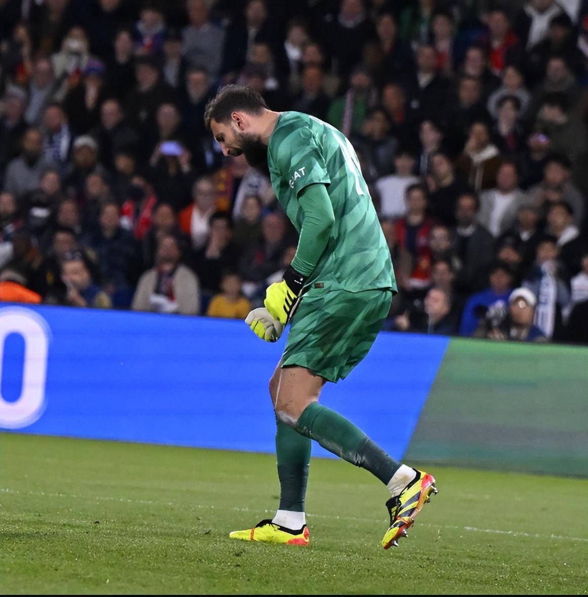 包含里昂客场战平阿尔克马尔，保持不败纪录的词条