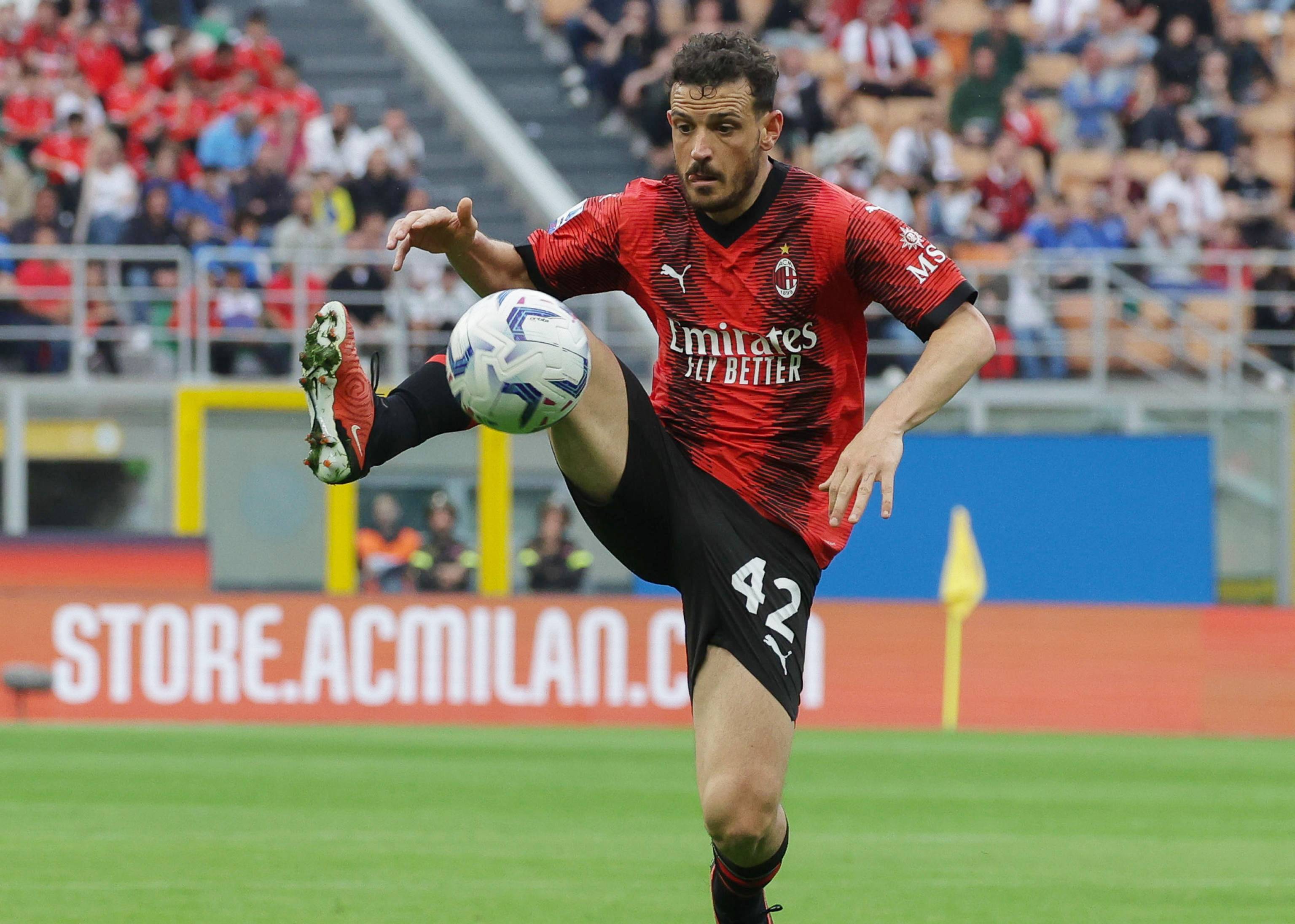 意大利足球联赛中,球员个个充满活力 意大利足球联赛中,球员个个充满活力