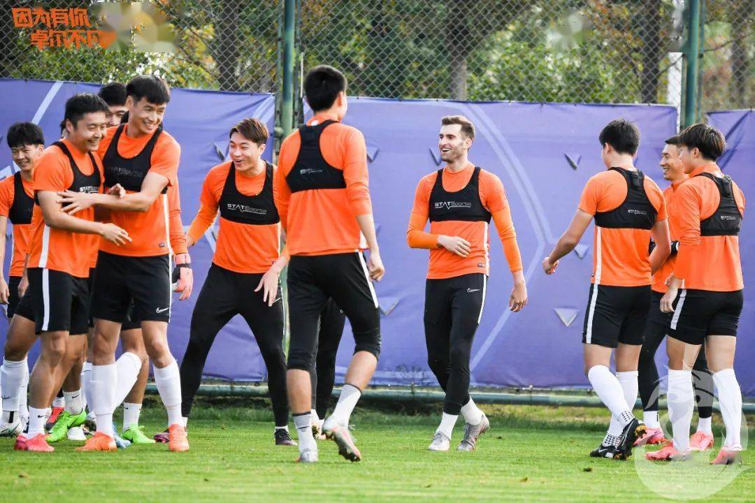 包含激烈战役！球队依靠团队精神赢得胜利的词条