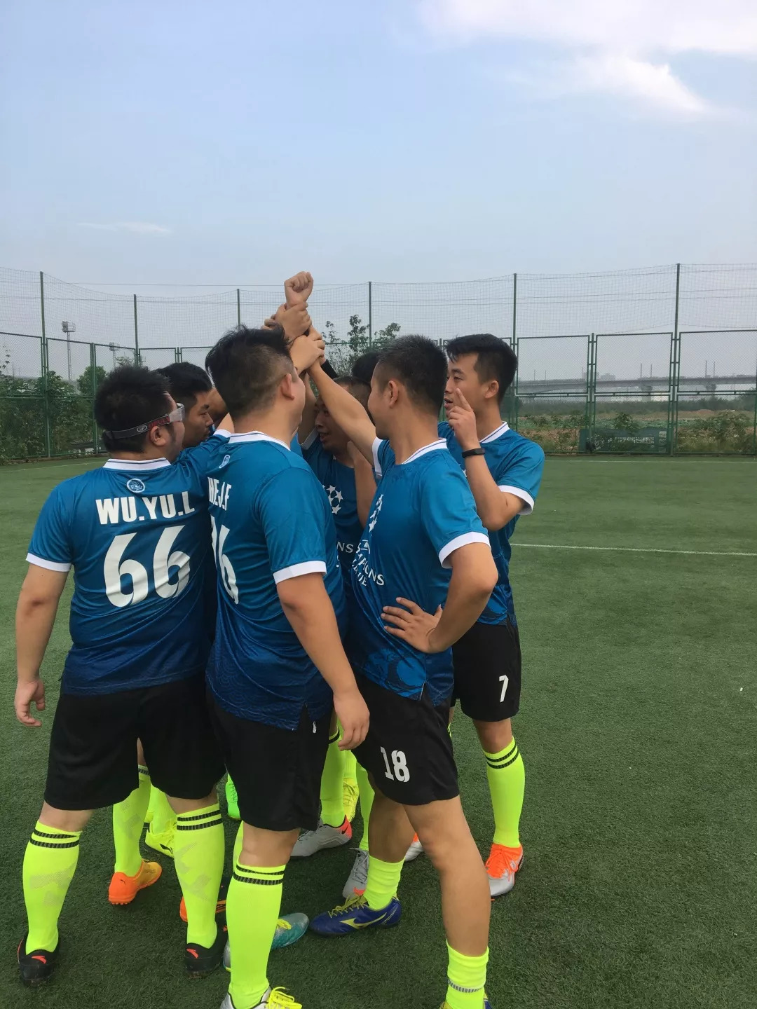 包含激烈战役！球队依靠团队精神赢得胜利的词条