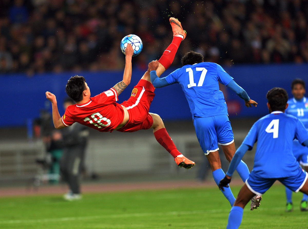 足球赛场精彩争夺，球队展现强大气势