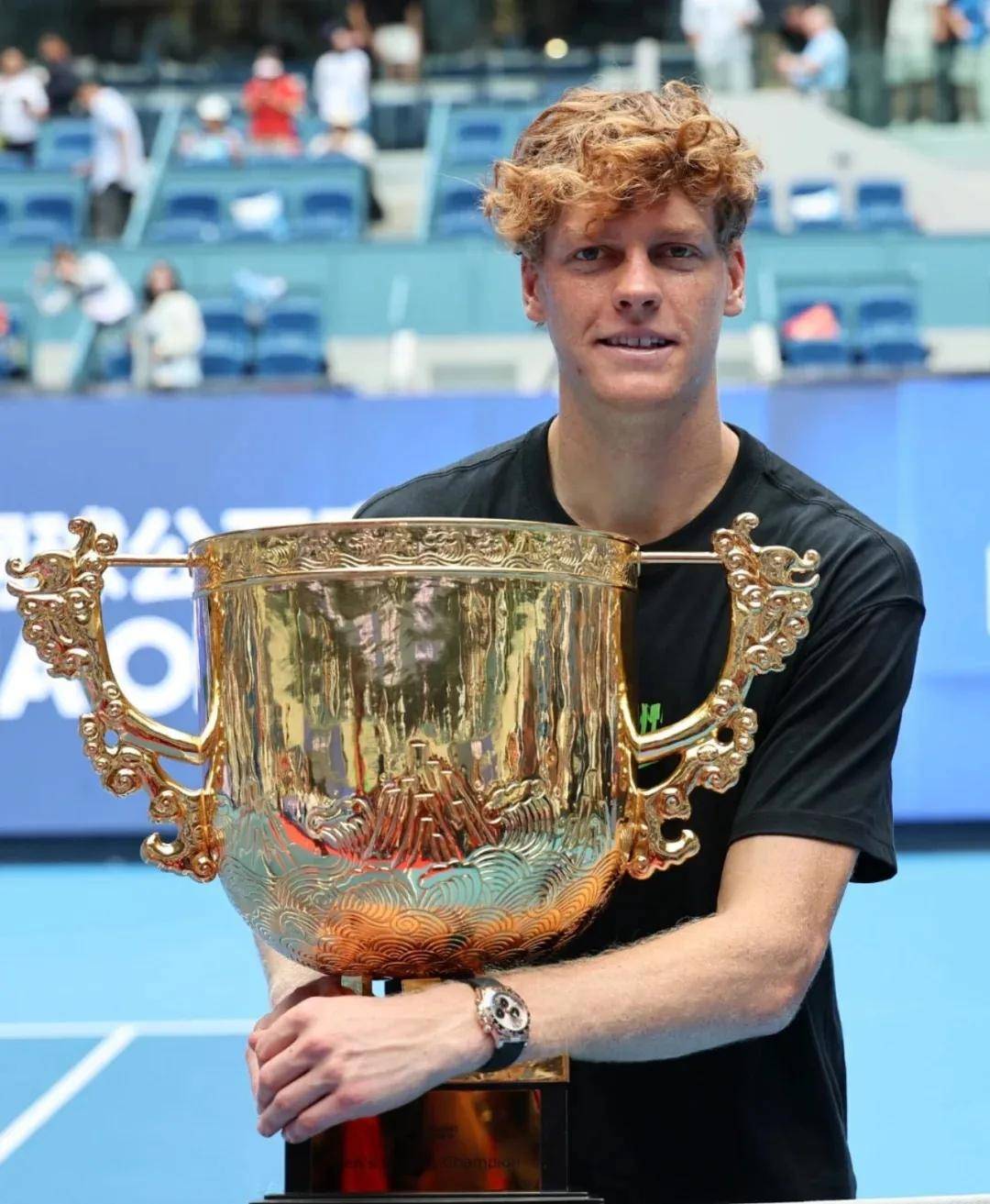 美国网球队险胜西班牙网球队，费德勒送出助攻的简单介绍