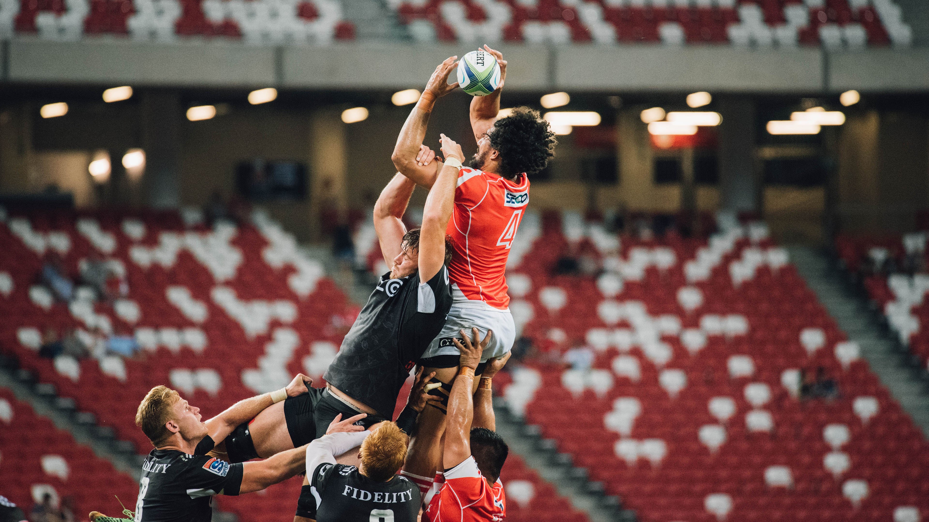 赛道上的决断,爱德华兹关键回合不手软,F1年度争冠之夜定乾坤